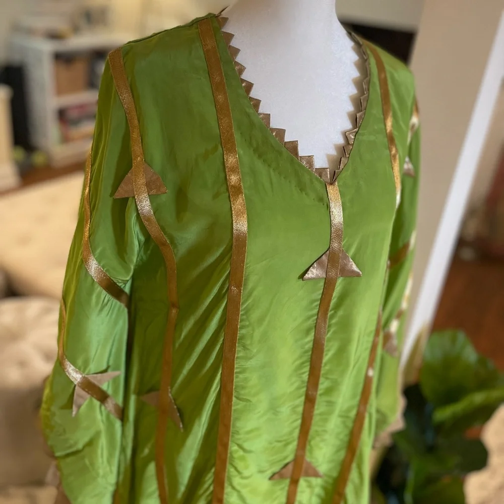 Beautiful floor length green kaftan with embroidered handmade lampi triangles. - Picture 6 of 14